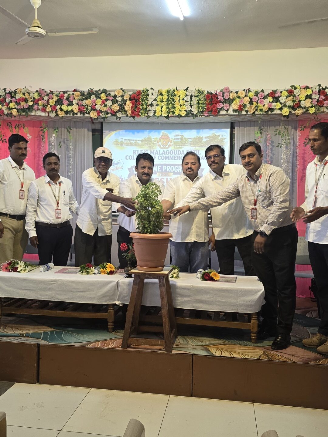 ಕೆ.ಎಲ್.ಇಸಂಸ್ಥೆಯ ಮಲಗೌಡ ಪಾಟೀಲ್ ವಾಣಿಜ್ಯ ಮಹಾವಿದ್ಯಾಲಯ ರಾಯಬಾಗ್ ಬಿ.ಕಾಂ. ಪ್ರಥಮ ವರ್ಷದ ವಿದ್ಯಾರ್ಥಿಗಳ ಸ್ವಾಗತ ಹಾಗೂ ವಿವಿಧ ಘಟಕಗಳ ಕಾರ್ಯಕ್ರಮ ದಿನಾಂಕ 21.07.2026 ರಂದು ನಮ್ಮ ಮಹಾವಿದ್ಯಾಲಯದಲ್ಲಿ ಹಮ್ಮಿಕೊಳ್ಳಲಾಗಿದ್ದು ಈ ಕಾರ್ಯಕ್ರಮದ ಮುಖ್ಯ ಅತಿಥಿಗಳಾಗಿ ಡಾ. ಸುನಿಲ್ ಶಿಂಧೆ. ಎಚ್ಓಡಿ ಆಫ್ ಎಂ ಸಿ .ಎ.ಡಿಪಾರ್ಟ್ಮೆಂಟ್ ಕೆ ಎಲ್ ಈ ಕಾಲೇಜ್ ಆಫ್ ಇಂಜಿನಿಯರಿಂಗ್ ಅಂಡ್ ಟೆಕ್ನಾಲಜಿ ಚಿಕ್ಕೋಡಿ. ರವರು ಈ ಸ್ವಾಗತ ಕಾರ್ಯಕ್ರಮದಲ್ಲಿ ವಿದ್ಯಾರ್ಥಿಗಳನ್ನು ಉದ್ದೇಶಿಸಿ ವಿದ್ಯಾರ್ಥಿಗಳು ಭವಿಷ್ಯವನ್ನು ಹೇಗೆ ಕಟ್ಟಿಕೊಳ್ಳಬೇಕು ಮತ್ತು ವಿದ್ಯಾರ್ಥಿಗಳು ತಮ್ಮ ತಮ್ಮ ಗುರಿಗಳನ್ನು ಈ ಕ್ಷಣದಿಂದಲೇ ನಿರ್ಧರಿಸುವುದು ಉತ್ತಮ ಅದಕ್ಕೆ ಬೇಕಾದ ಪ್ರಯತ್ನವನ್ನು ಈಗಿಂದಲೇ ಪ್ರಾರಂಭಿಸಬೇಕು ಎಂದು ಅದರ ಜೊತೆ ವಾಣಿಜ್ಯ ವಿಭಾಗಕ್ಕೆ ಇರುವ ಅವಕಾಶಗಳ ಬಗ್ಗೆ ನೈಜ ಘಟನೆಗಳನ್ನು ನೋಡಿದರ ಮೂಲಕ ವಿದ್ಯಾರ್ಥಿಗಳಿಗೆ ಮಾಹಿತಿ ನೀಡಿದರು                      ಈ ಕಾರ್ಯಕ್ರಮದ ಗಣಾಧ್ಯಕ್ಷತೆಯನ್ನು ನಮ್ಮ ಮಹಾವಿದ್ಯಾಲಯದ ಪ್ರಾಚಾರ್ಯರ ಆರ್ .ಕೆ .ಪಾಟೀಲ್ ಸರ್ ಅವರು ಕಾರ್ಯಕ್ರಮದ ಅಧ್ಯಕ್ಷೀಯ ಭಾಷಣದಲ್ಲಿ ಮಹಾವಿದ್ಯಾಲಯ ವಿದ್ಯಾರ್ಥಿಗಳಿಗೆ ನಿರಂತರವಾಗಿ ವಿದ್ಯಾಭ್ಯಾಸದಲ್ಲಿ ತಮ್ಮನ್ನು ತಾವು ತೊಡಗಿಸಿಕೊಳ್ಳುವಂತೆ ಮಾರ್ಗದರ್ಶ ನೀಡುವುದರ ಜೊತೆಗೆ ನಮ್ಮ ಮಹಾವಿದ್ಯಾಲಯದಿಂದ ಶಿಕ್ಷಣ ಪಡೆದು ಸಾಧನಗೈದ ವಿದ್ಯಾರ್ಥಿಗಳ ನೆನೆಸಿಕೊಳ್ಳುವುದರ ಜೊತೆಗೆ ಮುಂದಿನ ಭವಿಷ್ಯದಲ್ಲಿ ಪ್ರಸಕ್ತ ಸಾಲಿನ ಎಲ್ಲ ವಿದ್ಯಾರ್ಥಿಗಳು ಸಾಧನೆಗೈವಂತೆ ಹಾರೈಸಿದರು                ಇವರುಗಳೊಂದಿಗೆ ಈ ಕಾರ್ಯಕ್ರಮದಲ್ಲಿ ಸ್ಥಾನಿಕ ಆಡಳಿತ ಮಂಡಳಿಯ ಸದಸ್ಯರಾದ ಶ್ರೀ ಎಂ. ಎಂ. ನಿಶಾನ್ದಾರ್ .ಶ್ರೀ. ವಿ.ಪಿ .ಪಾಟೀಲ್ ಮತ್ತು ಶ್ರೀ ಎಲ್ ಬಿ.ಪಾಟೀಲ್ ಉಪಸ್ಥಿತರಿದ್ದರು           ಅದೇ ರೀತಿ ಈ ಕಾರ್ಯಕ್ರಮದಲ್ಲಿ ಕ್ರೀಡೆಯ ವಿಭಾಗದ ಸಂಯೋಜಕರಾದ ಶ್ರೀ ಎಸ್.ಎ .ಕವಟಕೊಪ್ಪ .ವಾಣಿಜ್ಯ ವಿಭಾಗದ ಸಂಯೋಜಕರಾದಶ್ರೀ ಎಂ. ಎಸ್. ಹಂಜೆ .ಸಾಂಸ್ಕೃತಿಕ ವಿಭಾಗದ ಸಂಯೋಜಕರಾದ ಶ್ರೀ. ವಿ. ಎಸ್. ಪೂಜಾರಿ ಹಾಗೂ ಎಲ್ಲಾ ಉಪನ್ಯಾಸಕರು ಉಪಸ್ಥಿತರಿದ್ದರು ಈ ಕಾರ್ಯಕ್ರಮವನ್ನು ಶ್ರೀ ವಿ .ಎ. ಮಂಡಕಿ ಮಂಡಳಿ ನಿರೂಪಿಸಿದರು. ಶ್ರೀ ಎಂ. ಎಸ್ . ಹಂಜೆ ವಂದಿಸಿದರು.